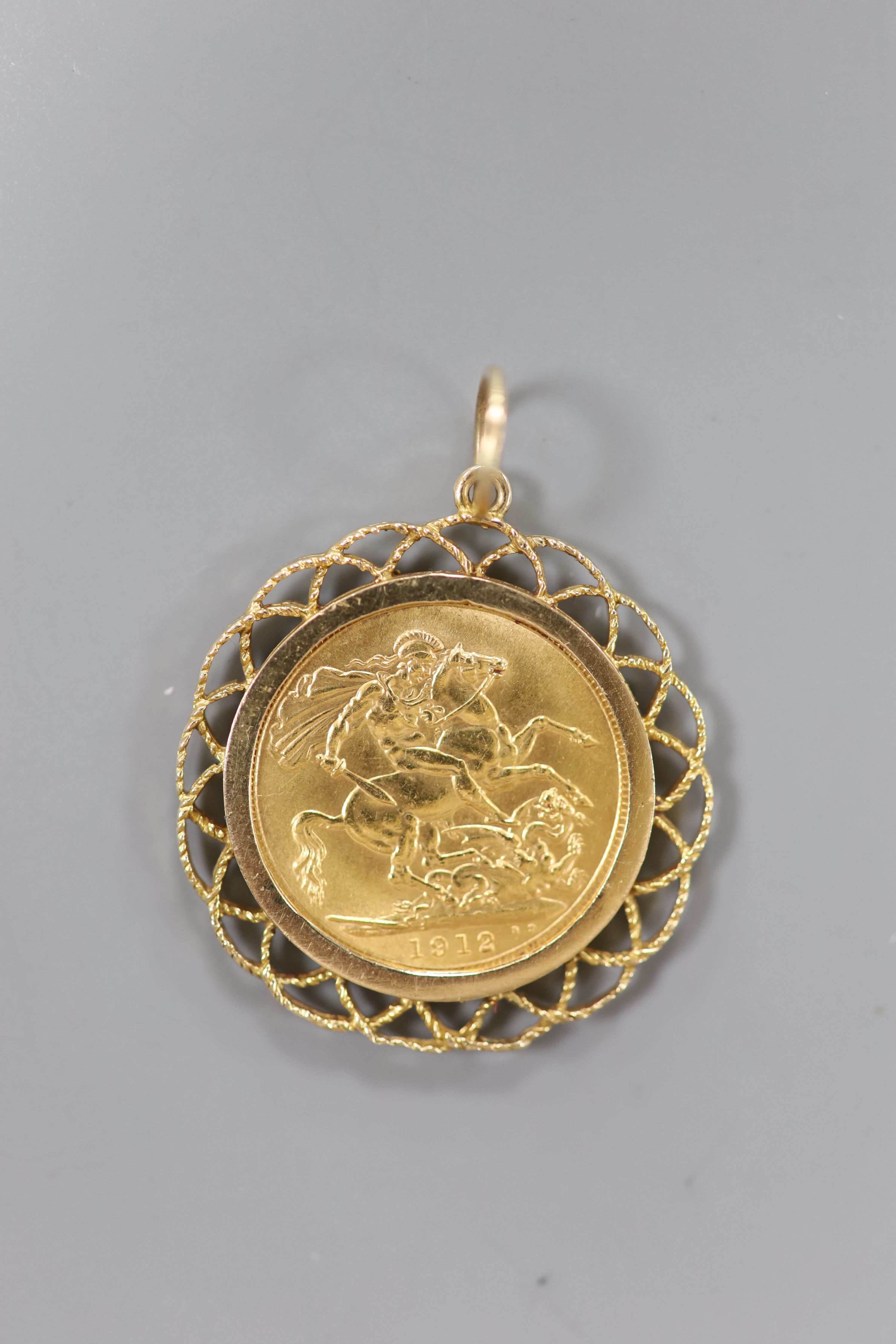 A 1912 sovereign in 9ct gold pendant mount, gross 11 grams.